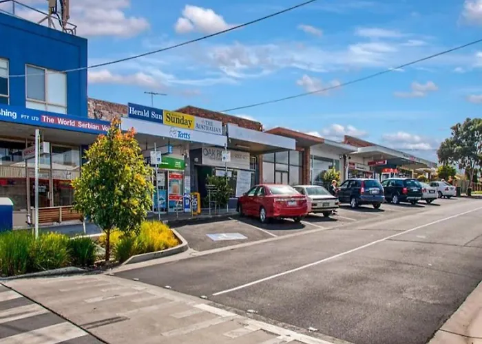 Promo! Entire 2 Bedroom Unit Near Train Station! Free Parking & Wifi!
